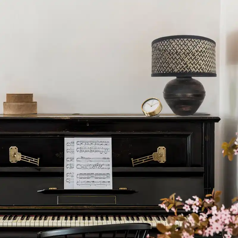Klassische Tischlampe mit Kugelfuß und Rattanschirm Steinhauer Lyons Nur Heute