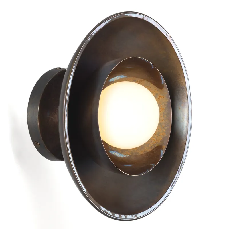 Kleine Wandleuchte mit Messing-Schirm und Glaskugel Schnäppchen