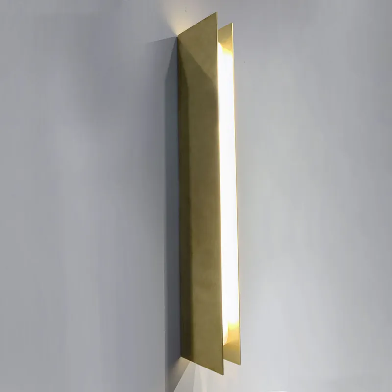 Top-Seller Vertikale Design-Wandleuchte CASE aus Messing