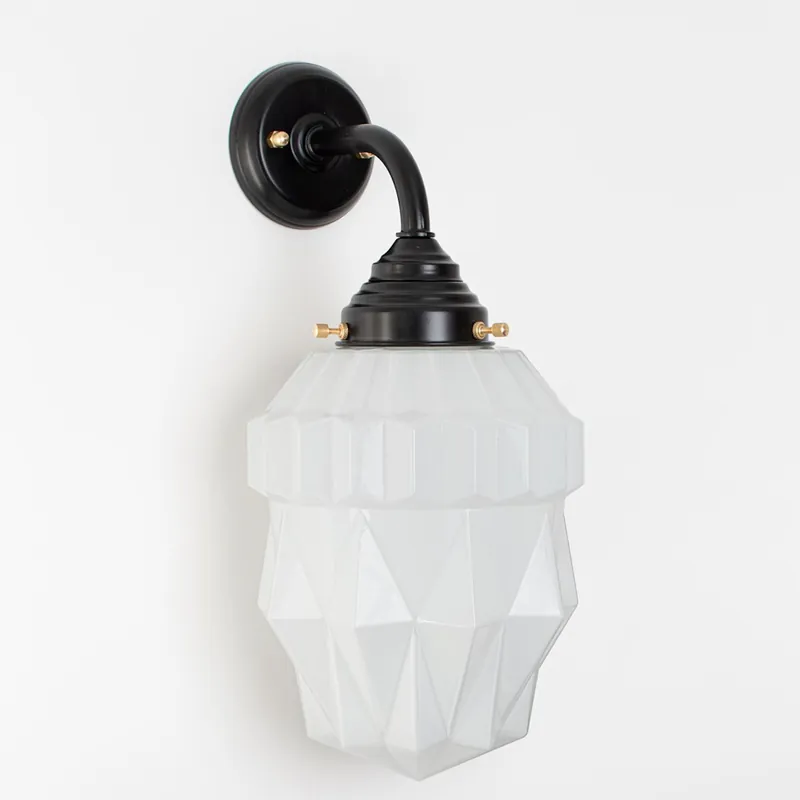 Art-déco Wandleuchte mit großem Opalglas Highlight